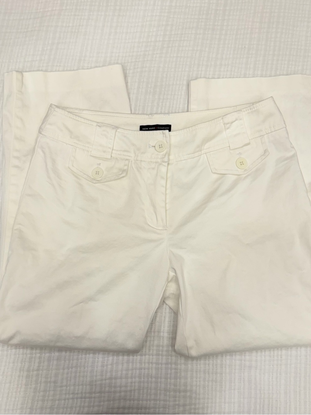 New York & Company white low rise cropped capri pants